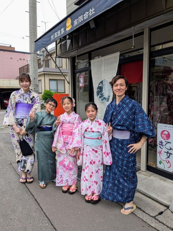Hokkaido Otaru Kimono Rental Experience (Provided by Otaru Yuno Kimono Shop otomenokimono) - Choosing your kimono and getting dressed