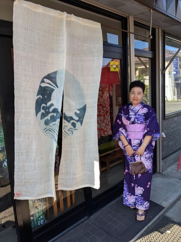 Hokkaido Otaru Kimono Rental Experience (Provided by Otaru Yuno Kimono Shop otomenokimono) - Taking photos around the canal