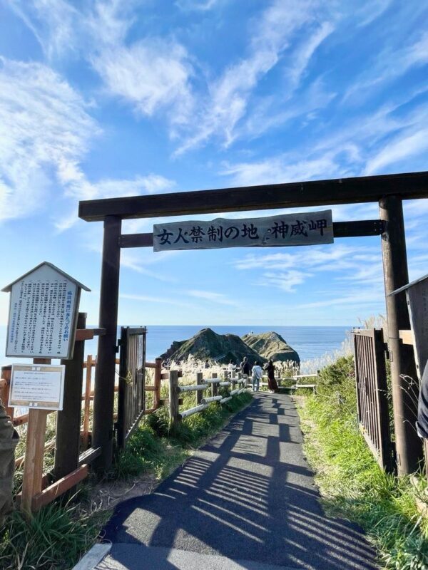 Hokkaido: Shakotan Sea Urchin & Yoichi Whisky Distillery 1-Day Tour - A shopping stop before the ride home