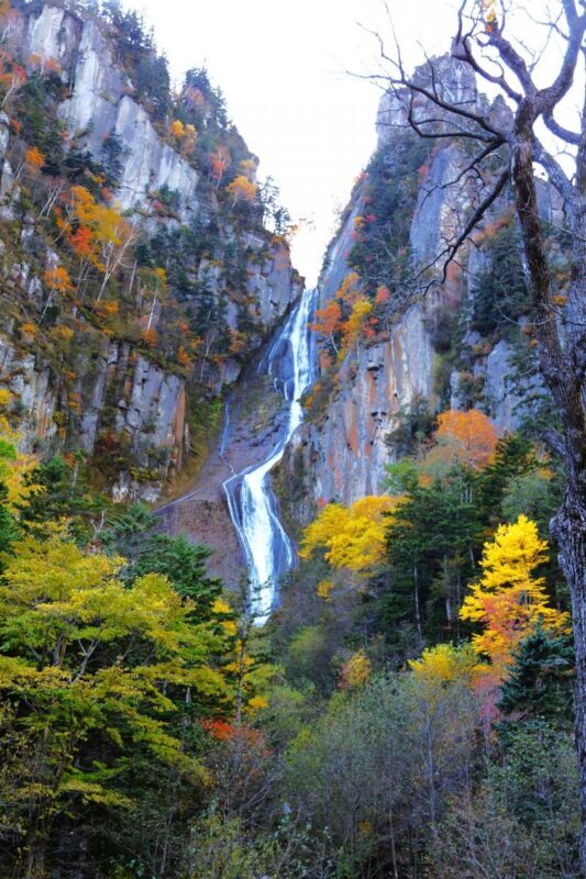 Hokkaido Sounkyo Gorge Autumn Foliage Day Trip: Sounkyo Onsen Town, Ginga & Ryusei Waterfalls, Mt. Kurodake Ropeway, and - Sounkyo Onsen Town adds a human scale