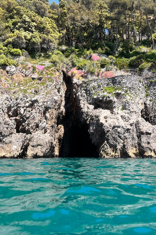 Holiday Golfo Dei Poeti: Boat Tour and Tasting - Itinerary Highlights