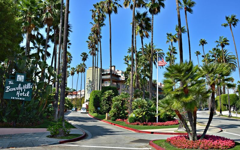 Hollywood & Beverly Hills: Celebrity Homes & Lifestyle Tour - Two hours, one moving viewpoint