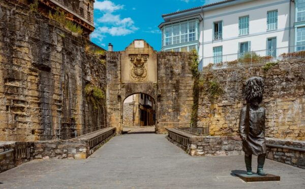 Hondarribia: Essential Walking Tour of the Citys Landmarks - Preparation and Meeting Information