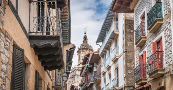 Hondarribia: Private Walking Tour With Beer or Wine - Meeting Point and Accessibility