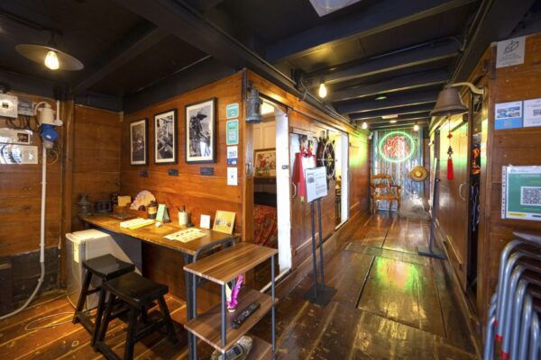 Hong Kong: Aberdeen Audio-Guided Tour and Houseboat Visit - The Sum Up