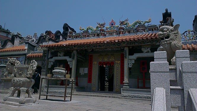 Hong Kong Cheung Chau & Central Half-Day Heritage Tour - Two sides of Hong Kong in one half-day