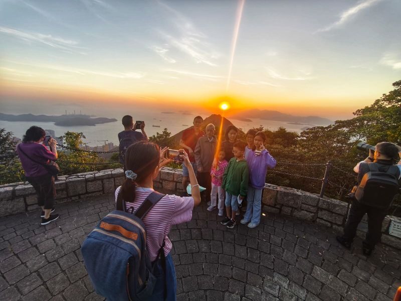 Hong Kong Private Day Tour | Family Fun, Parent-Child, Senior-Friendly | Perfect for Families, Small Groups & Corporate Guests - Making the day run smoothly