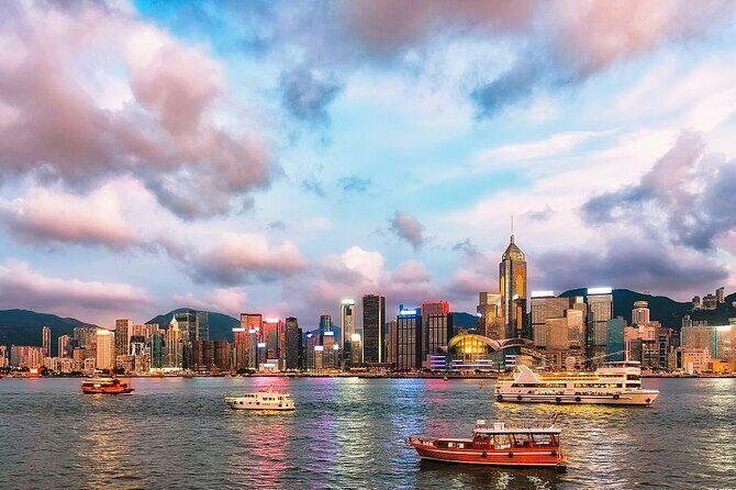 Hong Kong Private Night : Yacht + Dinner + Lights Show (15pax) - What Sets This Tour Apart?