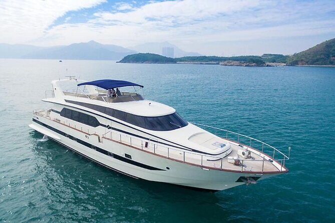 Hong Kong Private Night : Yacht + Dinner + Lights Show (15pax) - The Sum Up