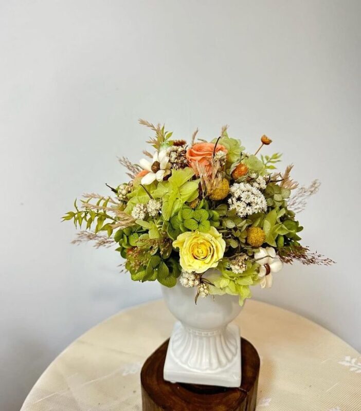 Hong Kong R florist - Handmade Sola Flower & Preserved Flower Workshop | Glass Dome | Diffuser Bottle | Flower Box | Flower Basket | Flower Mirror | AUBE Certificate Course | Lai Chi Kok - Who should book this flower workshop