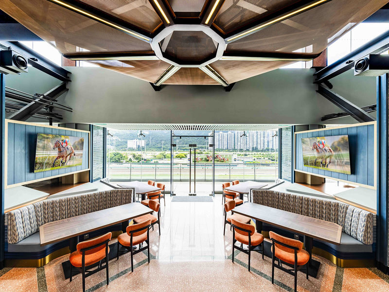 Hong Kong Racecourse with F&B Experience - Music, photos and race-day extras