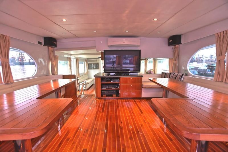 Hong Kong Starlight Night Tour Western-style luxury yacht cruises - Choosing between sunset and the 8 pm light show