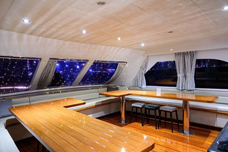 Hong Kong Starlight Night Tour Western-style luxury yacht cruises - Snacks, drinks and help with photos