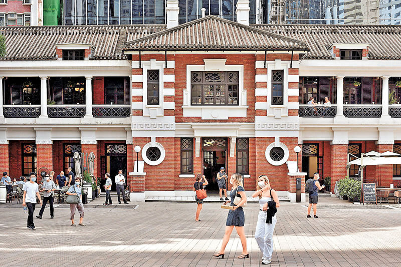Hong Kong Tai Kwun and Victoria Peak Half-Day Small Group Tour - What the guide adds to the price