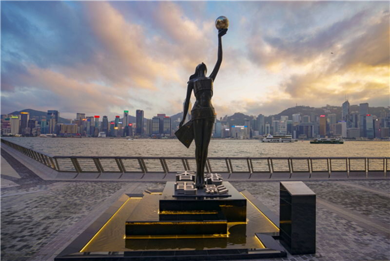 Hong Kong Victoria Harbour Sunset Cruise & Dim Sum Dinner - Friendly guides can shape the evening