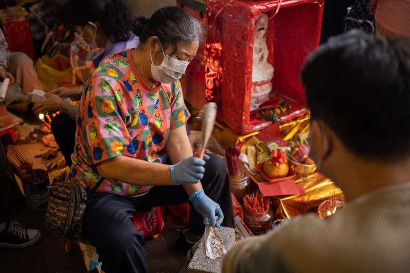 Hong Kong Villains Hitting & Fire Dragon Cultural Heritage Tour - Try the villain-hitting ritual in Bowrington