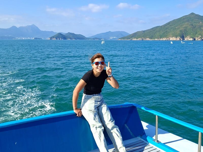 Hong Kong Volcanic Columns Half-Day Yacht Experience - A guide can turn a boat ride into a lesson