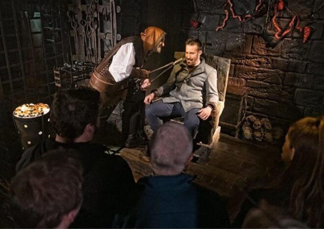 Hop-on Hop-off London Bus Tour & The London Dungeon - Free Walking Tours