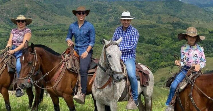 Horseback Riding, Country Bufet and Live Music - Experience Highlights
