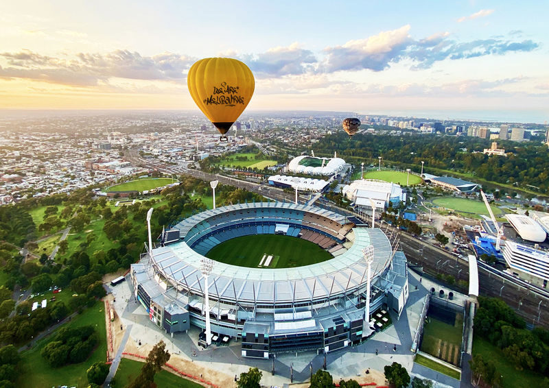 Hot Air Balloon Flight over Melbourne City - The crew, safety briefing, and landing