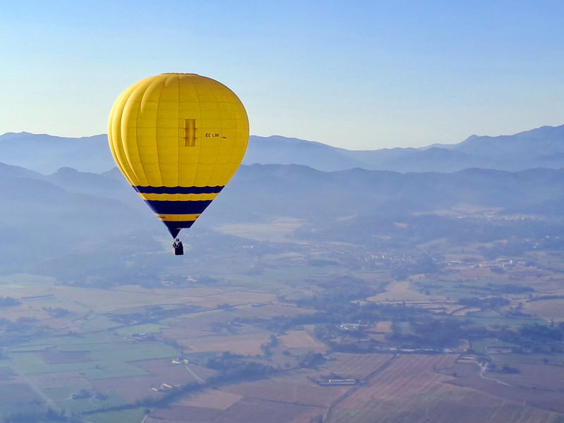 Hot air balloon ride with optional pick-up from Barcelona - What makes this balloon flight worth considering