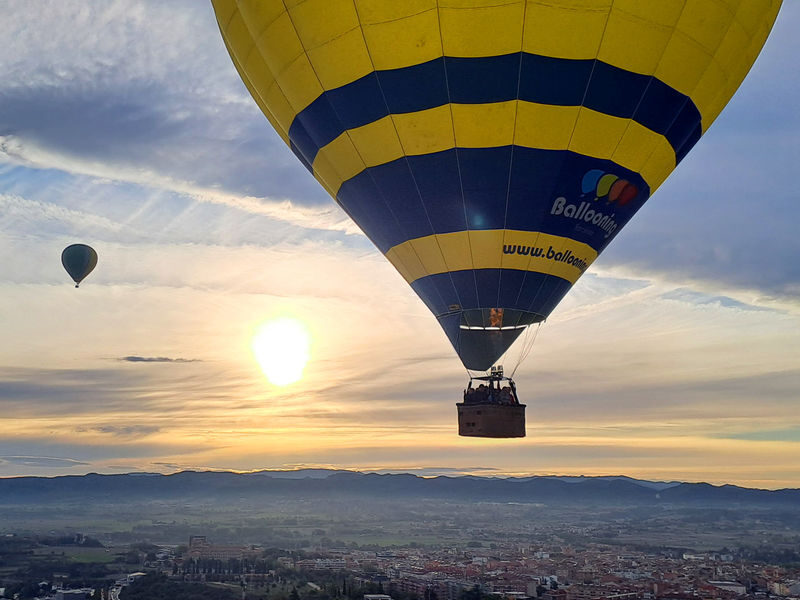 Hot air balloon ride with optional pick-up from Barcelona - One hour above Vic, Montseny and the surrounding region