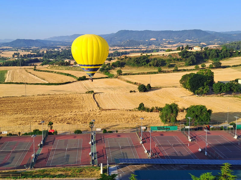 Hot air balloon ride with optional pick-up from Barcelona - Landing, the Cava toast and the ride back