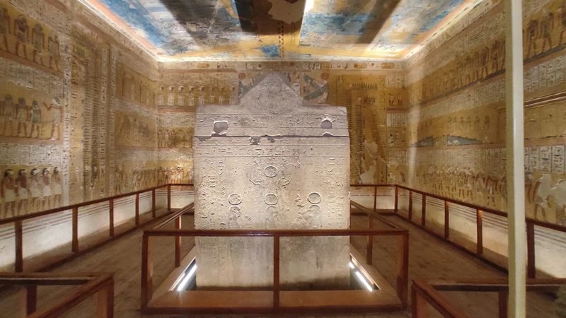 Hot Air Balloon & West Bank Tour - Luxors Tombs & Temples - Choosing tombs in the Valley of the Kings