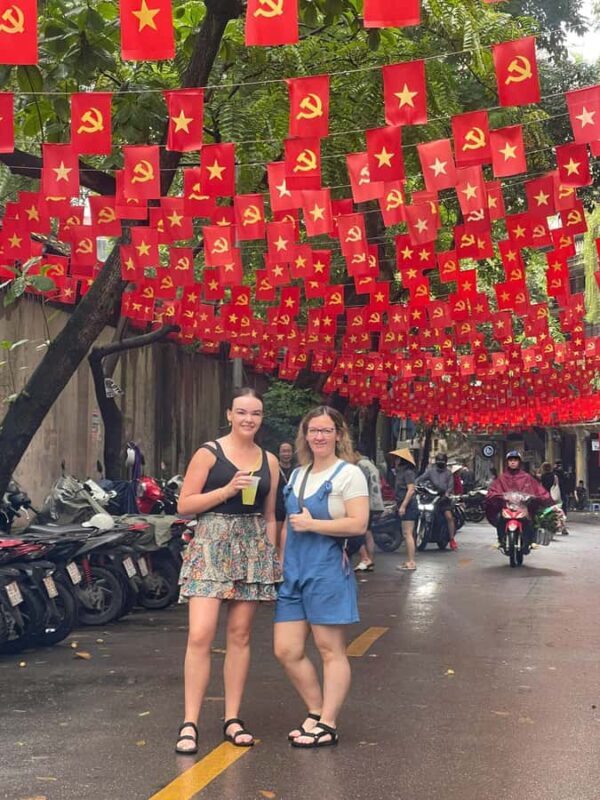 (HOT) Hanoi Guided Food and Train Street Tour with Local - The Train Street Experience: A Once-in-a-Lifetime Moment