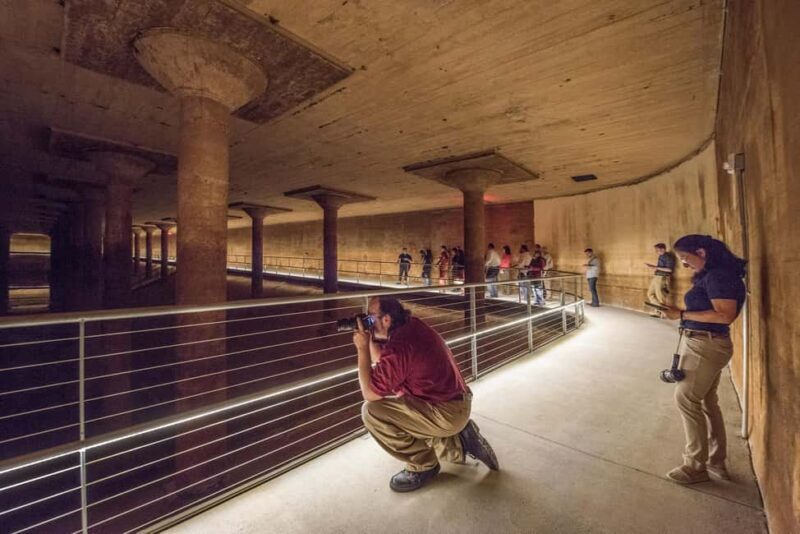 Houston: The Cistern Experience in Spanish and English Bilingual - What Is the Buffalo Bayou Park Cistern?