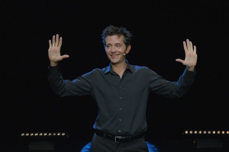 How To Become A Parisian In One Hour Comedy Show in Paris - From the 20:00 start to the final Parisian pose