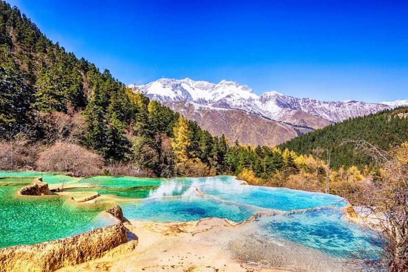 Huanglong Scenic Area - Getting to Five-Color Pond by cable car or on foot