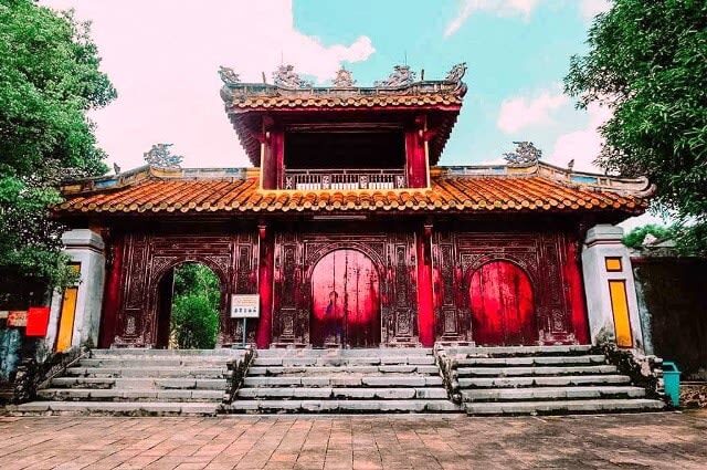 Hue Discovery Deluxe Full Day Tour - Khai Dinh Tomb closes with a striking architectural mix