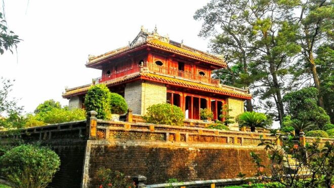 Hue Dragon Boat Tour: Explore Thien Mu Pagoda & Royal Tombs - Visiting Thien Mu Pagoda