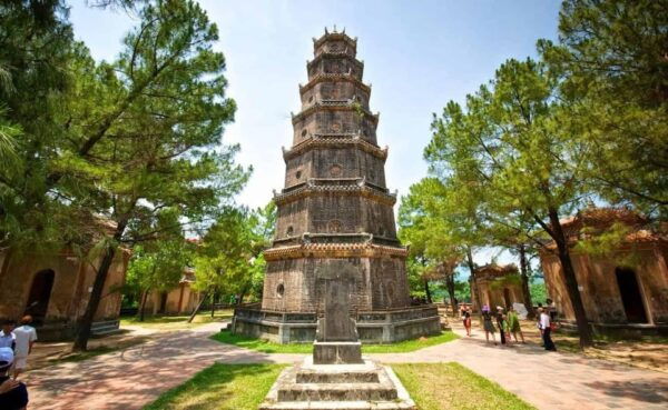 Hue: Dragon Boat Trip to Visit Thien Mu Pagoda & Royal Tombs - Royal Tombs Experience
