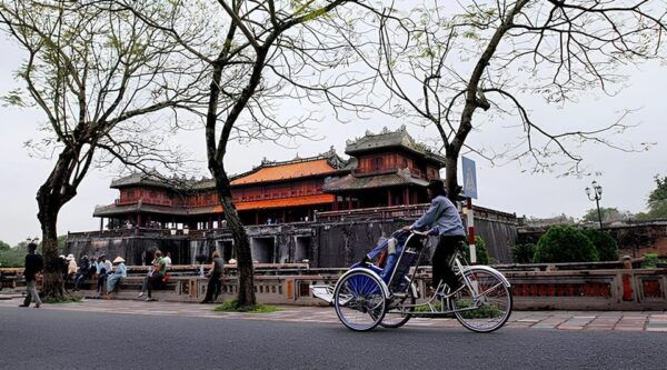 Hue Evening Foodie Cyclo Tour - Language Options