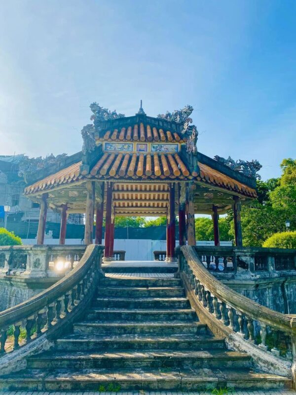 Hue Historic Citadel & Dong Ba Market Half-Day Tour - Heat, pace, and a realistic half-day