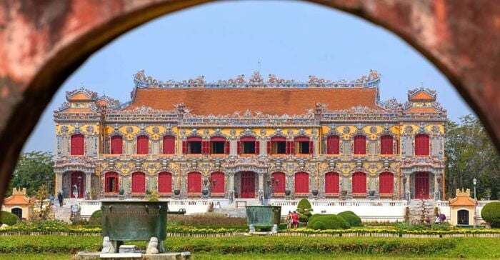 Hue: Hue Walking Tour to Imperial Citadel With Tour Guide - Discovering the Duyet Thi Duong Royal Theater
