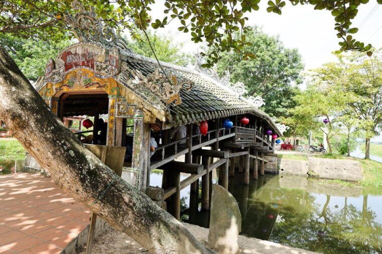 Hue: Imperial City, Royal Tombs & Pagoda Tour by Private Car - Pagodas: Historic and Tranquil Meditation Sites