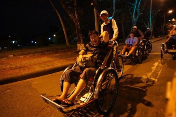 Hue: Night Street Food Tour by Cyclo With a Local Guide - Positive Customer Reviews