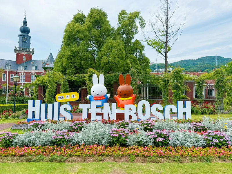 Huis Ten Bosch Fireworks Festival Day Trip from Fukuoka (Ticket Optional) - Fireworks time: the high point and the crowd