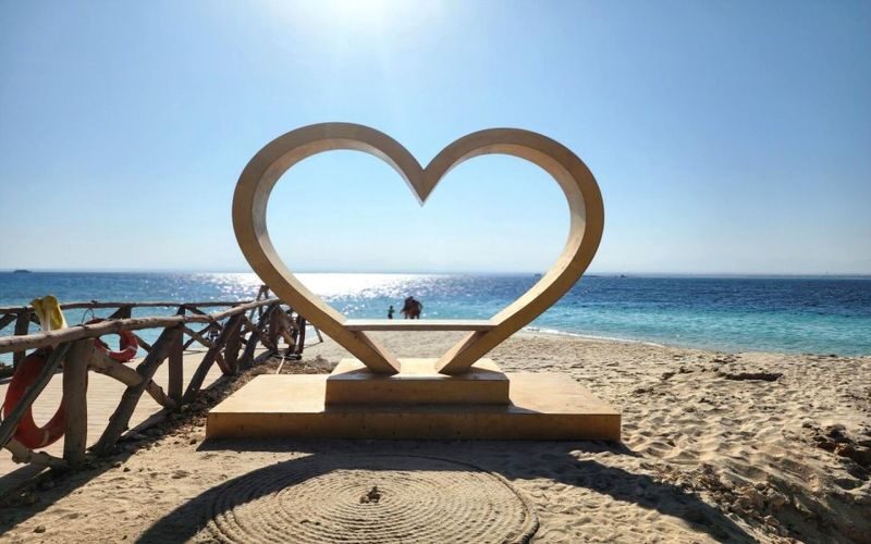 Hurghada: Giftun Island Tour with Snorkeling & Buffet Lunch - Lunch on the deck, then time on Giftun Island