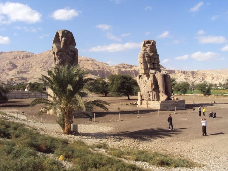 Hurghada Luxor Valley of the Queens Full-Day Guided Tour - Colossi of Memnon: a short stop with a famous name