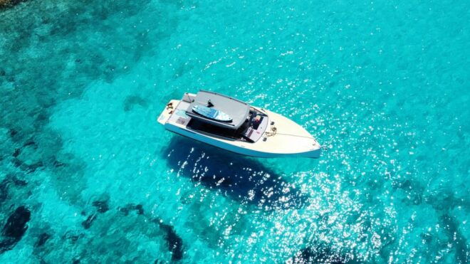 Hvar: Colnago 45 Speedboat Private Charter With Crew - Onboard Amenities and Experience