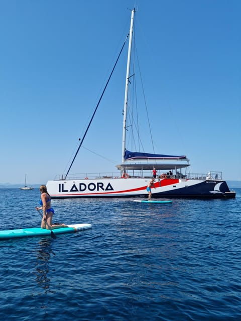 Hyères: Dinner Cruise on a Beautiful Catamaran at Bregançon - On-Board Amenities