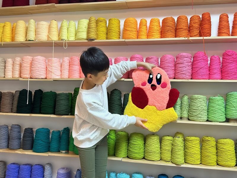 Hygge Workshop - Tufting workshop | Make your own floor mats and mirrors | Kwun Tong - Finishing the piece before you leave