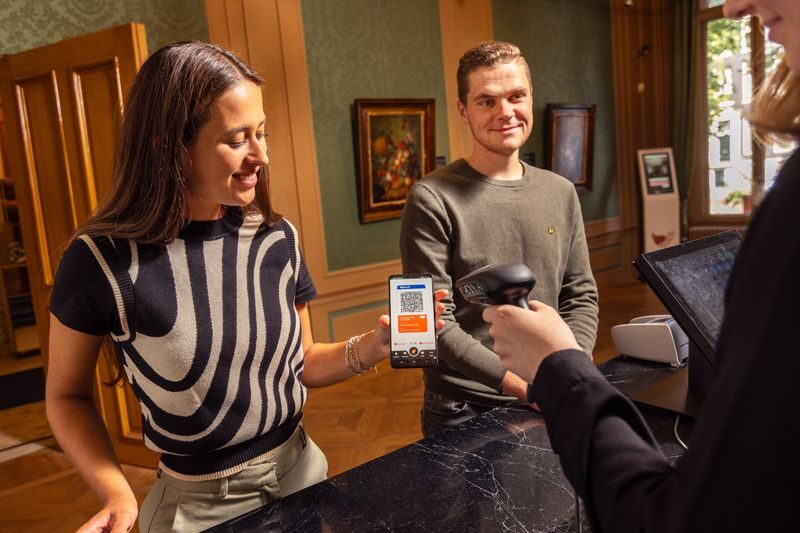 I amsterdam City Card: Free Attractions Entry & Unlimited Public Transport - One canal cruise, plus a 24-hour bike rental