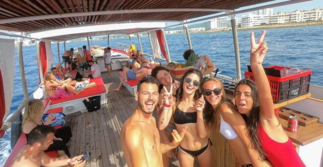 Ibiza: Sunset Boat Trip With Snorkeling, Kayaking, & Drinks - On-Board Amenities