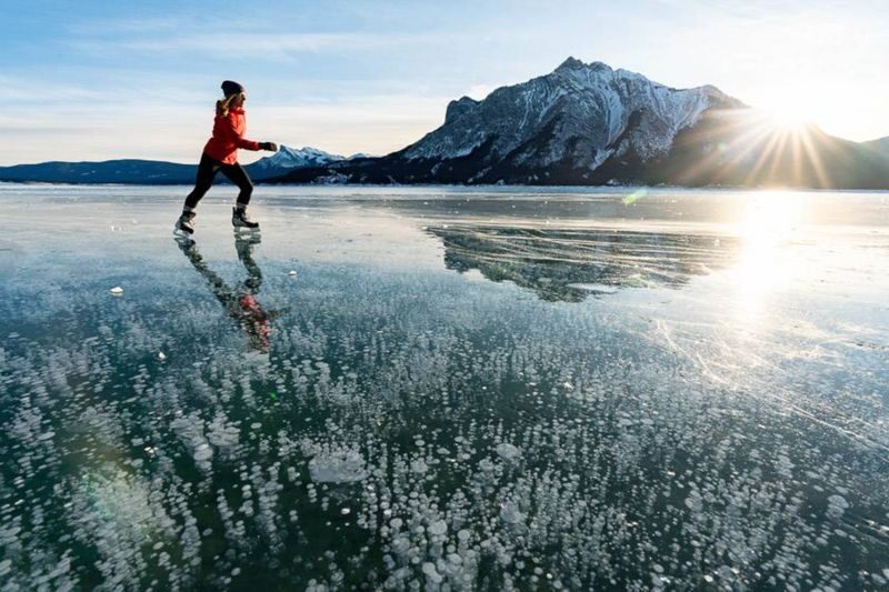 Icefields Parkway and Ice Bubbles of Abraham Lake Tour in Banff - A full winter day from Banff