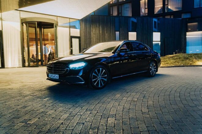 Iceland: AIRPORT TRANSFER KEF AIRPORT TO REYKJAVIK CITY - Driver and Arrival Experience